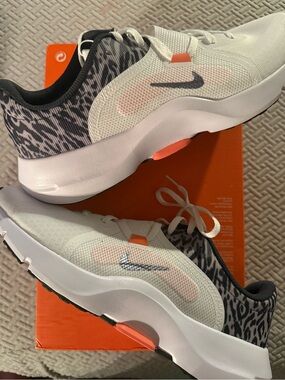 Nike In-season TR 13 PRM - White and Gray Mesh Sneakers with Coral Accents